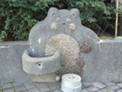 かわいいタヌキの彫刻